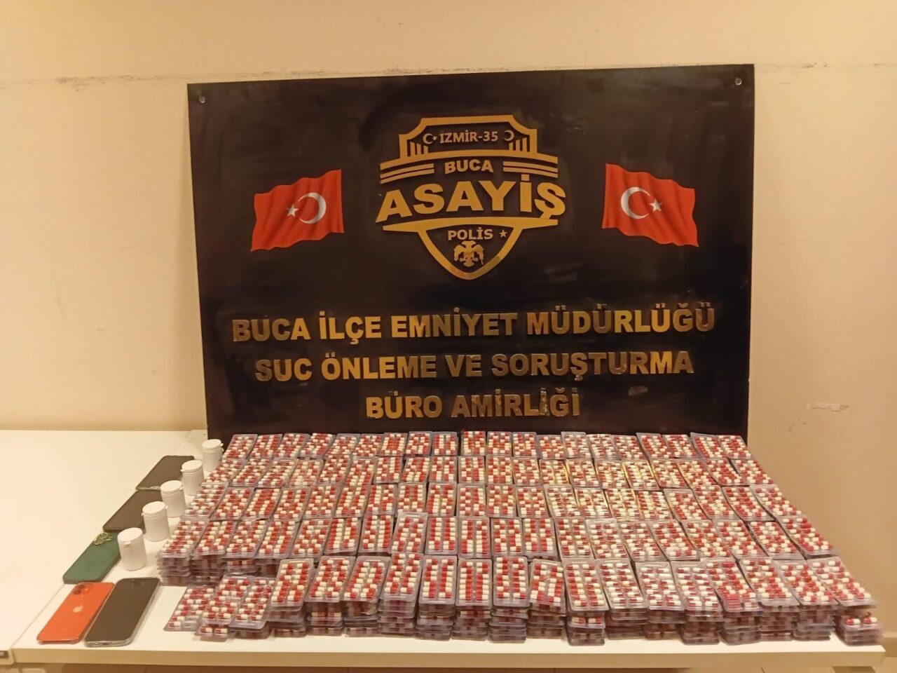 İZMİR (AA) – İzmir'in Buca ilçesinde düzenlenen uyuşturucu operasyonunda 2