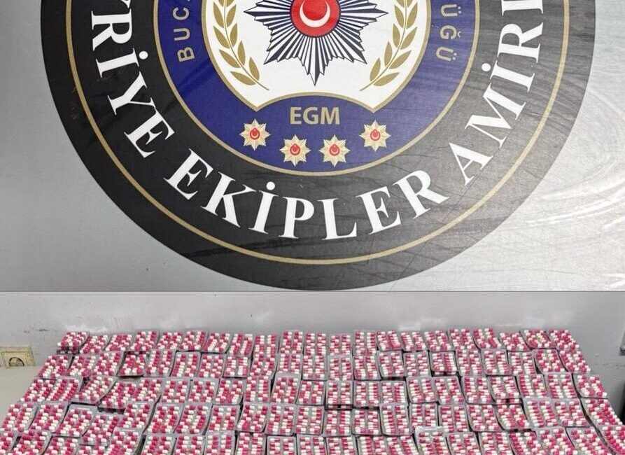 İZMİR (AA) – İzmir'in Buca ilçesinde düzenlenen uyuşturucu operasyonunda 4
