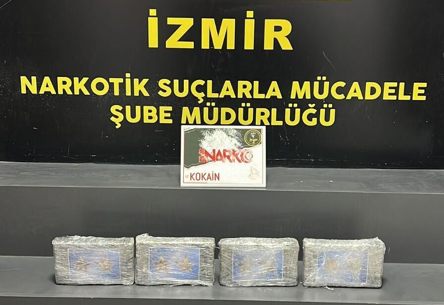 İZMİR (AA) – İzmir'in Kemalpaşa ilçesinde iki otomobilde 4 kilo