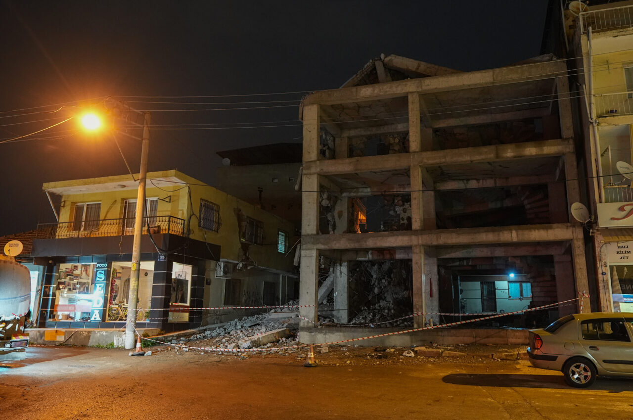 İZMİR (AA) – İzmir'in Bayraklı ilçesinde, inşaat halindeki bir apartmanın