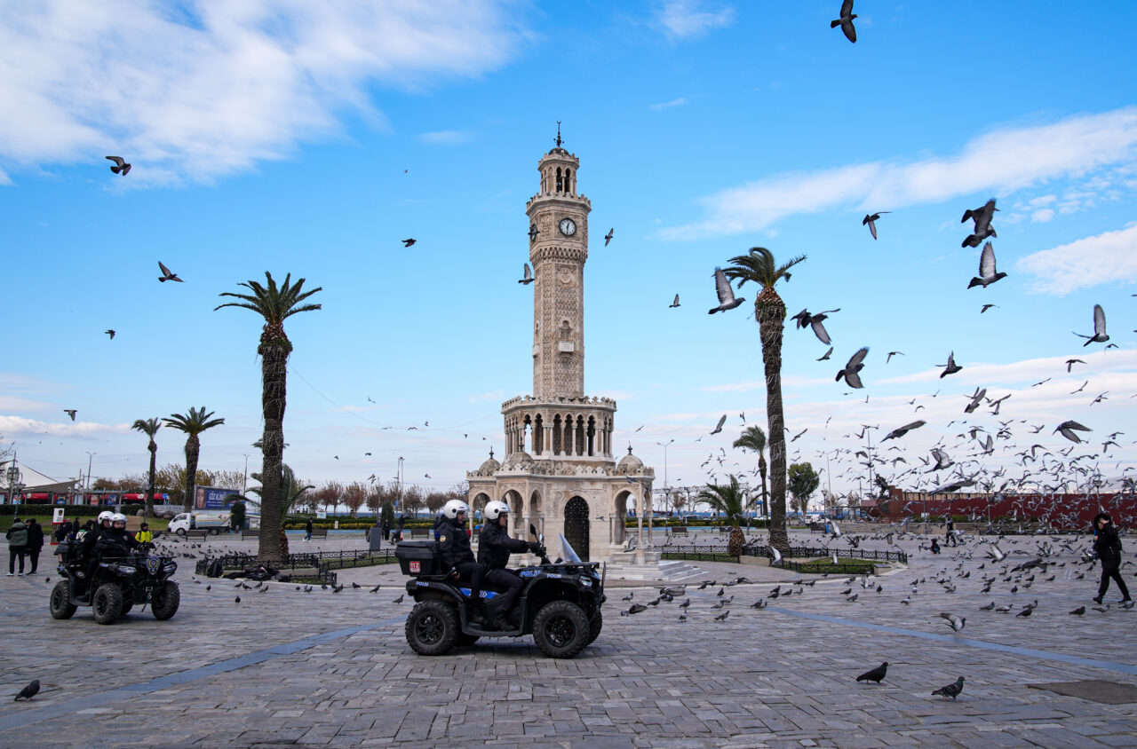 İZMİR (AA) – İzmir polisi, yılbaşı tedbirleri kapsamında dron destekli