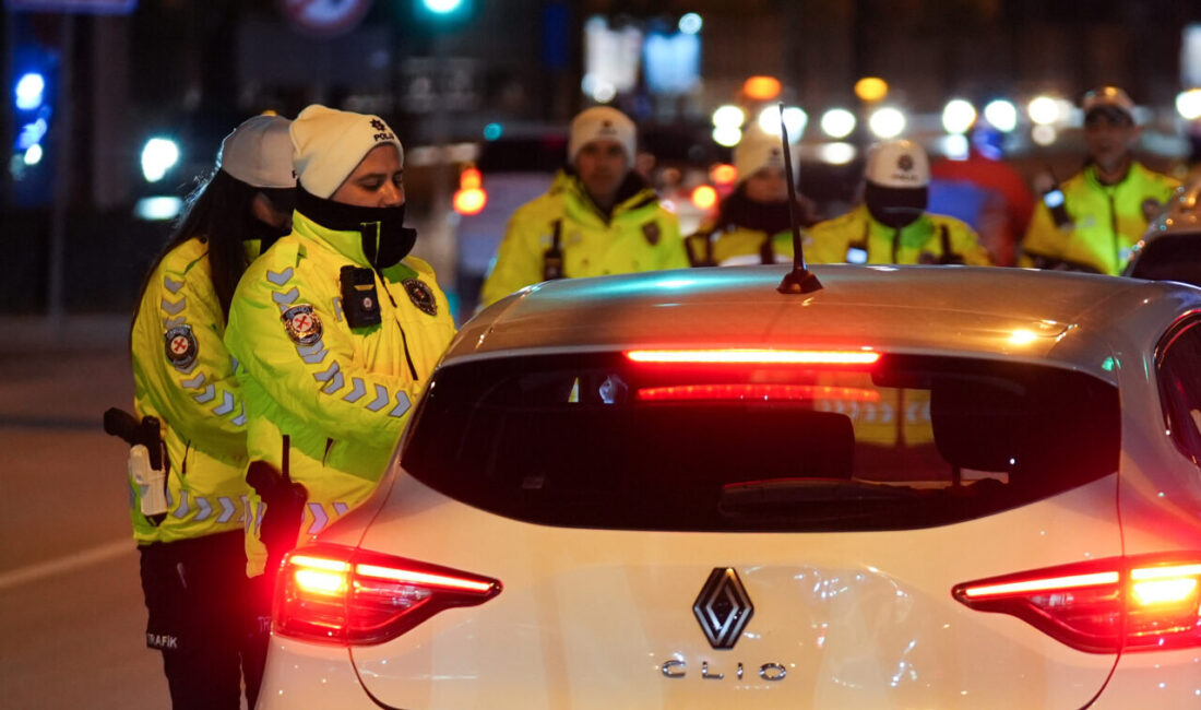 İZMİR (AA) – İzmir'de yılbaşı tedbirleri kapsamında kent genelinde trafik