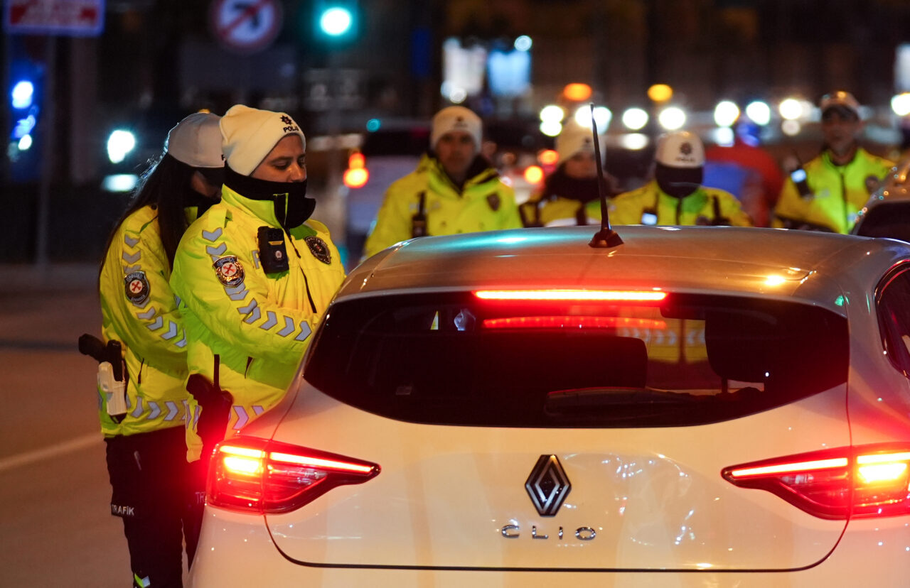 İZMİR (AA) – İzmir'de yılbaşı tedbirleri kapsamında kent genelinde trafik