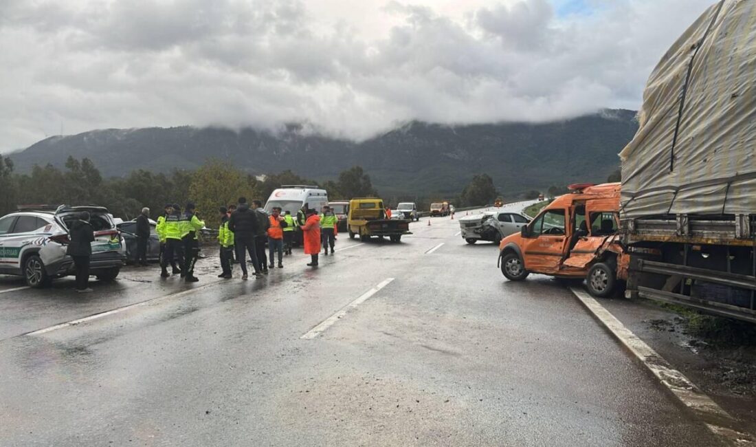 İZMİR (AA) – İzmir'in Tire ilçesinde meydana gelen zincirleme trafik