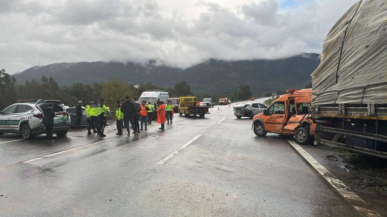 İZMİR (AA) – İzmir'in Tire ilçesinde meydana gelen zincirleme trafik