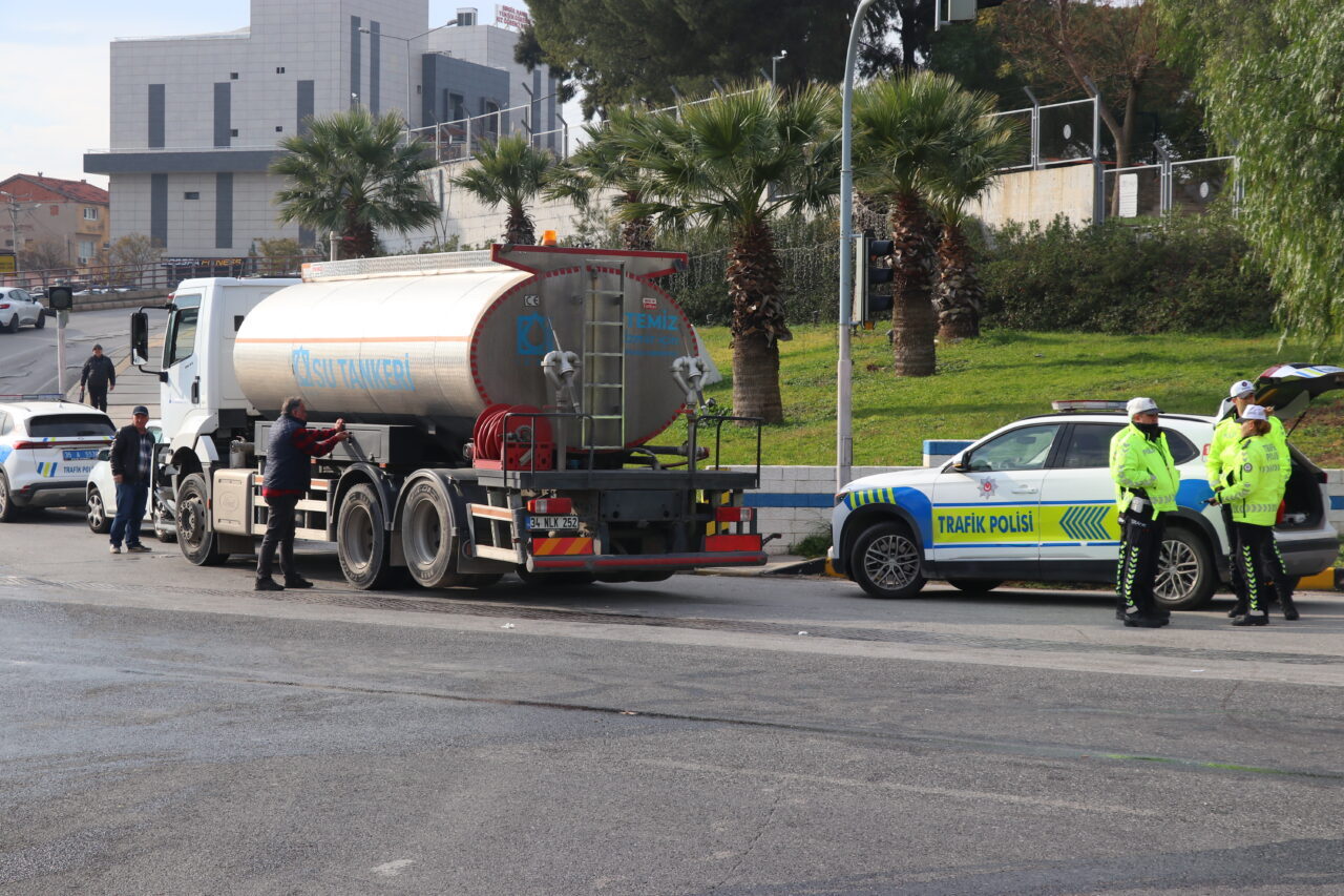 İZMİR (AA) – İzmir'in Bornova ilçesinde su tankeri ve 4