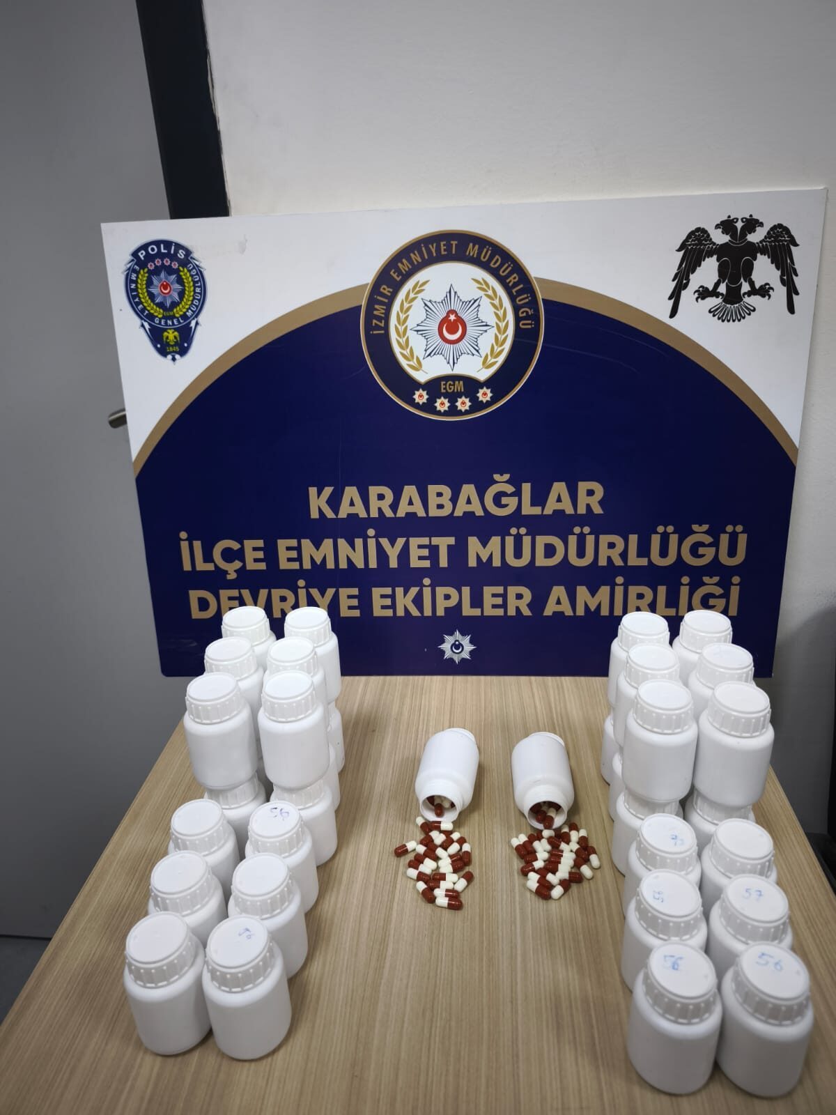 İZMİR (AA) – İzmir'in Karabağlar ilçesinde düzenlenen uyuşturucu operasyonunda 2