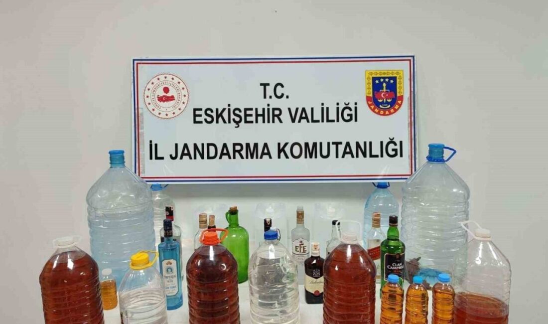 Eskişehir’de jandarma ekiplerince 78 litre sahte alkollü içki ele geçirilirken,