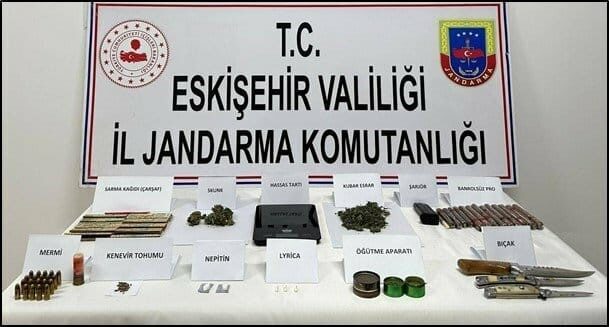 Eskişehir’de jandarma ekiplerince yapılan çalışmalarda farklı tür ve miktarlarda uyuşturucu