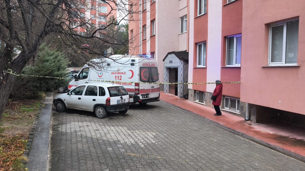KÜTAHYA (AA) – Kütahya'da bir apartmanın 10'uncu katından düşen kişi