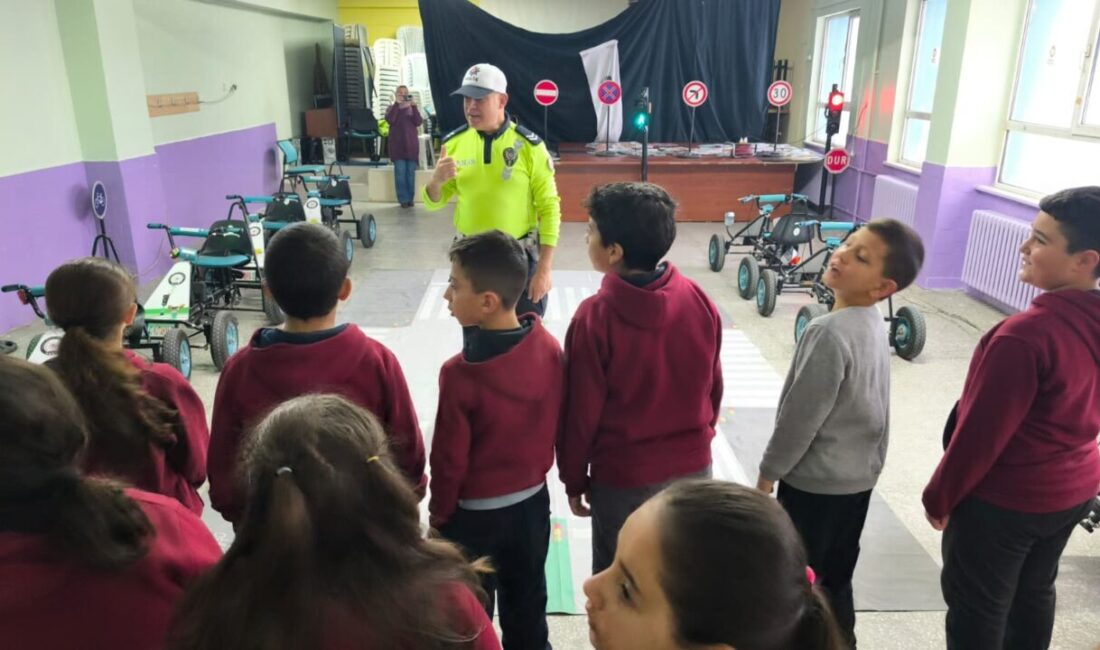 KÜTAHYA (AA) – Kütahya'da ilkokul öğrencilerine, şehir içi trafikte bulunan