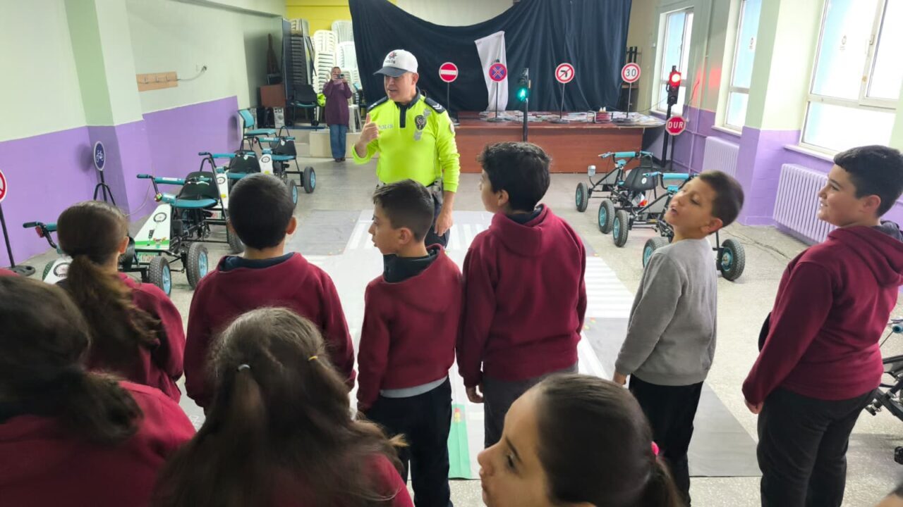KÜTAHYA (AA) – Kütahya'da ilkokul öğrencilerine, şehir içi trafikte bulunan