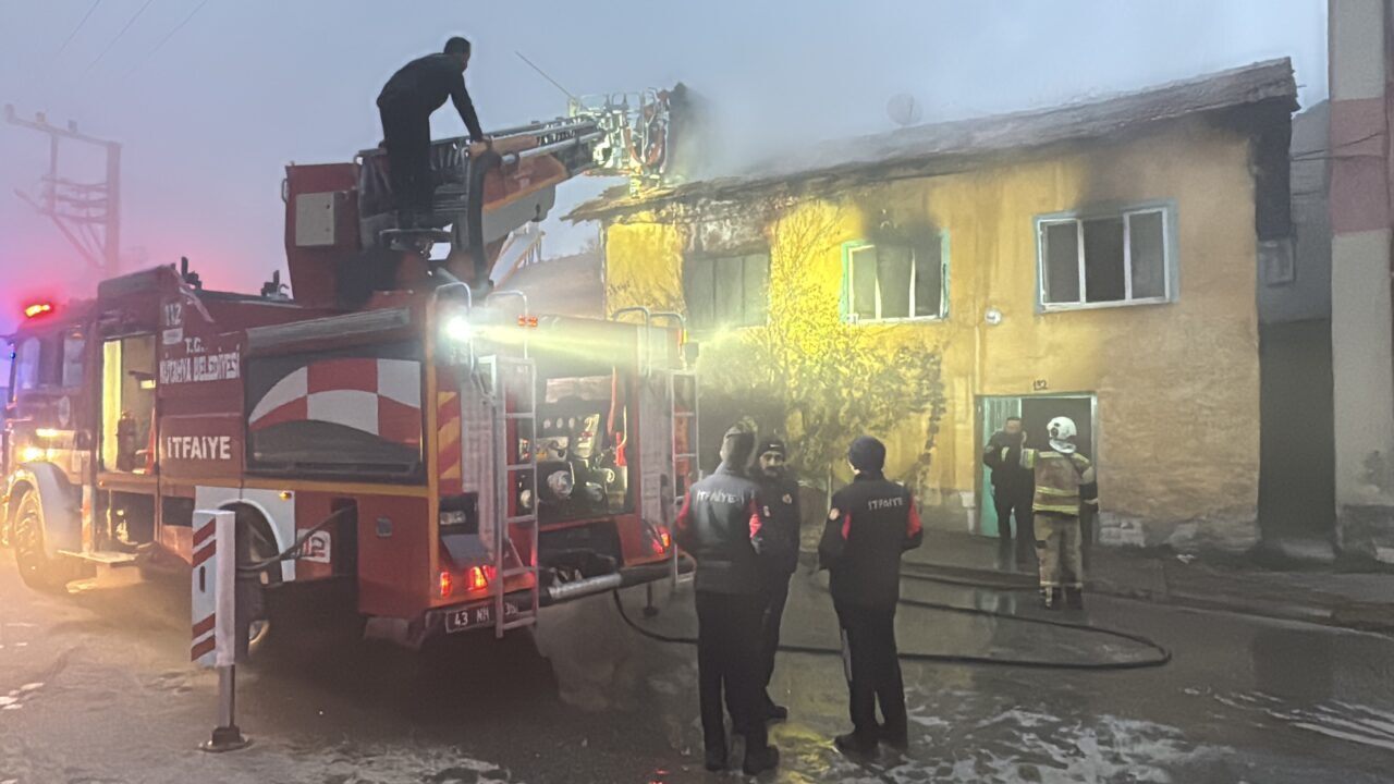 KÜTAHYA (AA) – Kütahya'da ahşap evde çıkan yangında mahsur kalan