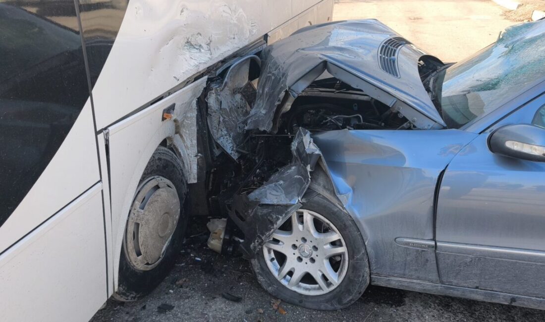 KÜTAHYA (AA) – Kütahya’da kontrolden çıkan otomobilin park halindeki işçi