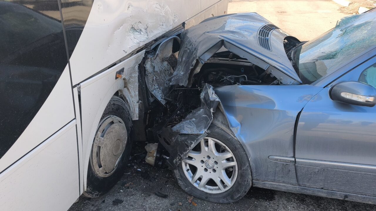 KÜTAHYA (AA) – Kütahya’da kontrolden çıkan otomobilin park halindeki işçi