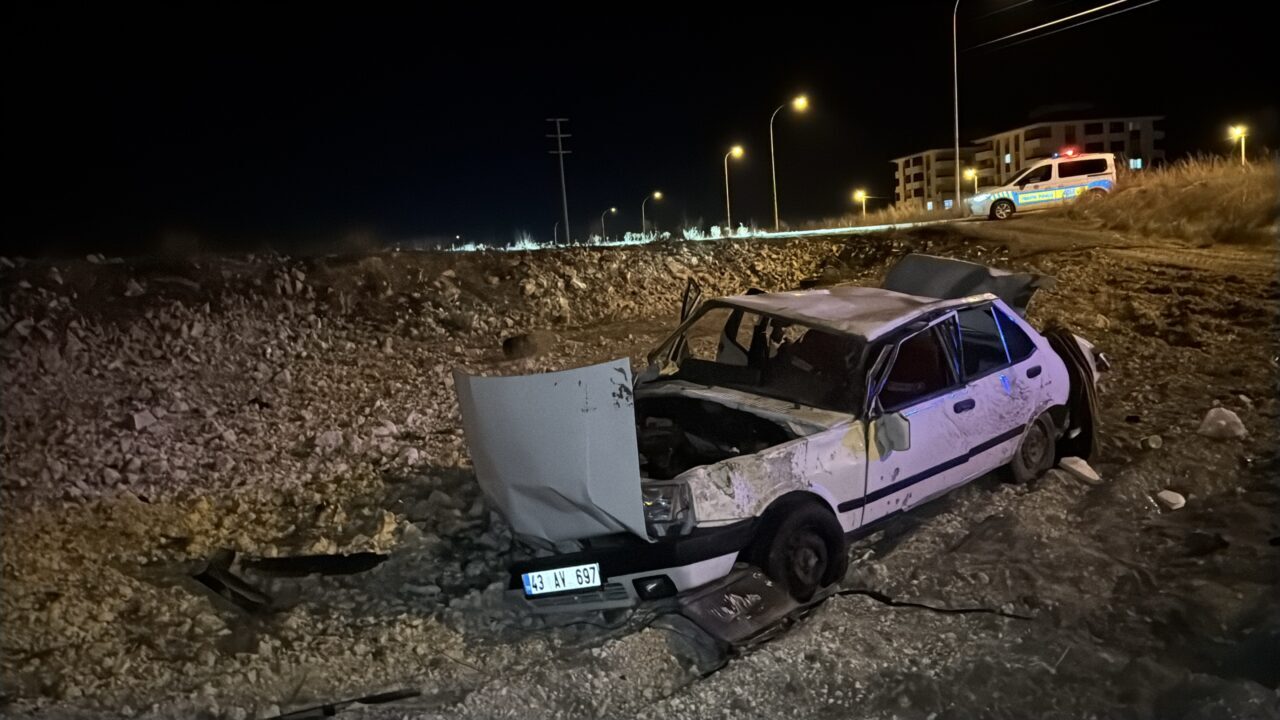 KÜTAHYA (AA) – Kütahya'da otomobilin tarlaya savrularak takla atması sonucu