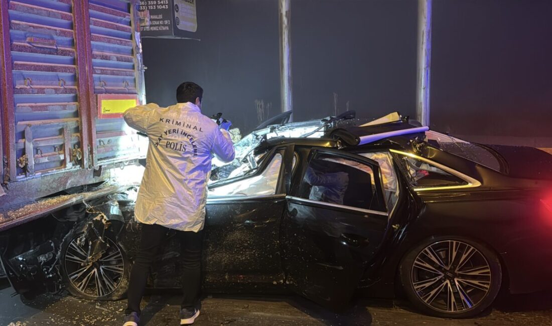 KÜTAHYA (AA) – Kütahya'da otomobilin tıra arkadan çarpması sonucu 2'si