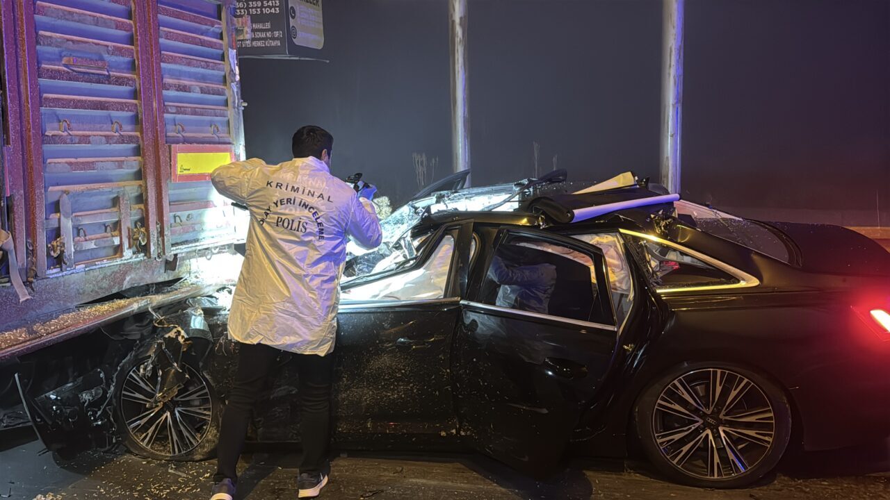 KÜTAHYA (AA) – Kütahya'da otomobilin tıra arkadan çarpması sonucu 2'si