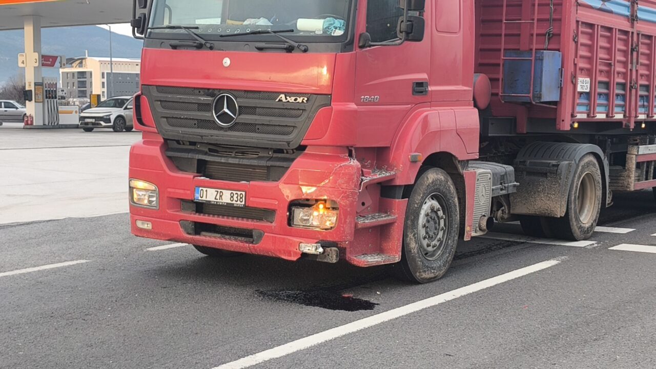 KÜTAHYA (AA) – Kütahya'da tıra çarparak devrilen otomobilin sürücüsü yaralandı.
