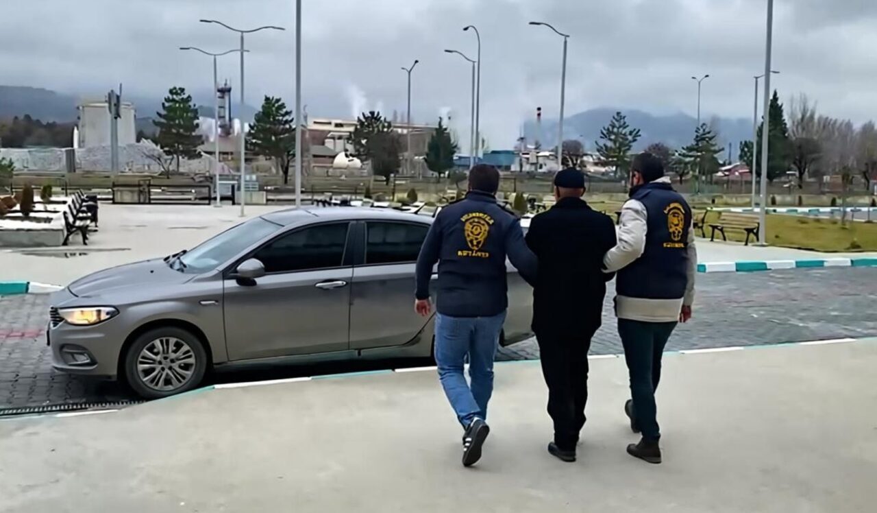KÜTAHYA (AA) – Kütahya'da umreye götürme vaadiyle 23 kişiden topladığı