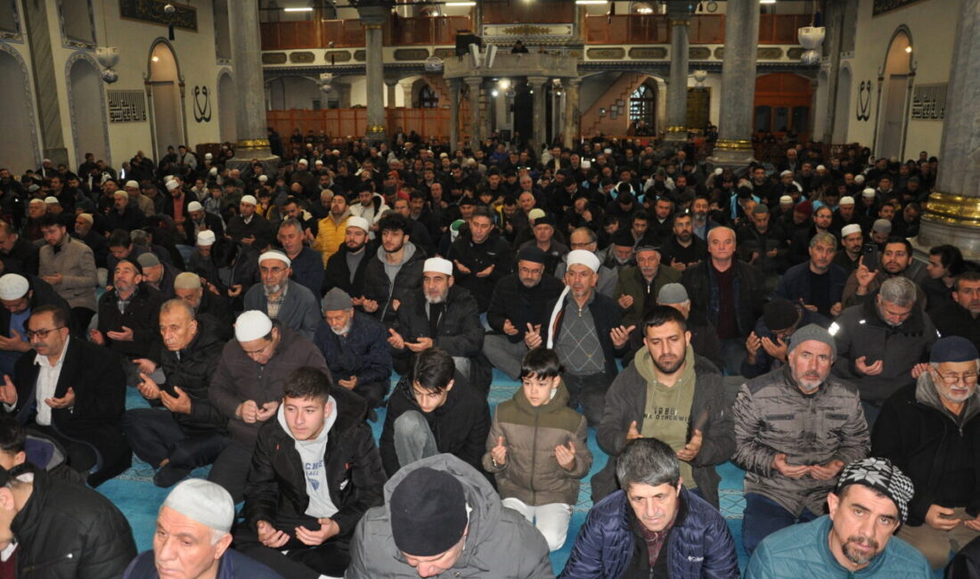 KÜTAHYA (AA) – Kütahya’da vatandaşlar, Gazze ve Doğu Türkistan’a dua
