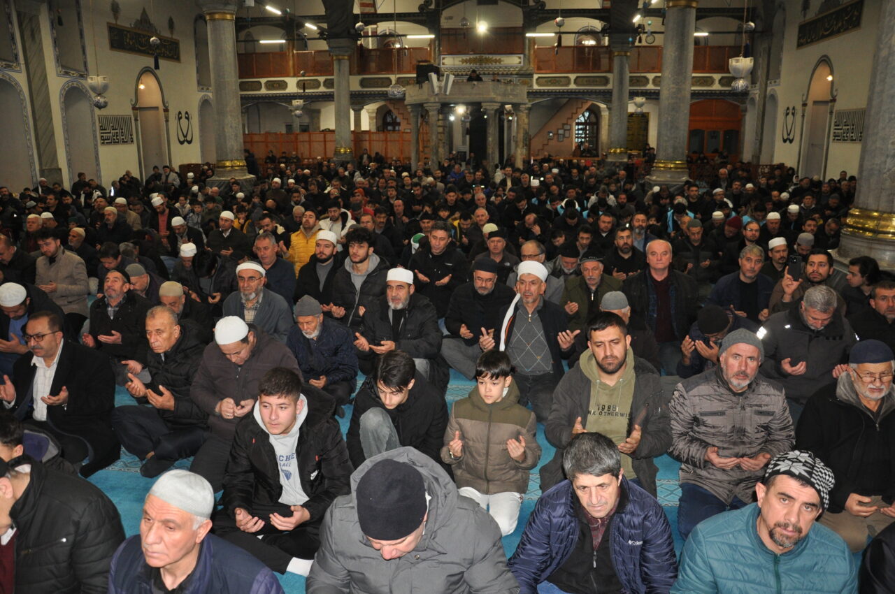 KÜTAHYA (AA) – Kütahya’da vatandaşlar, Gazze ve Doğu Türkistan’a dua
