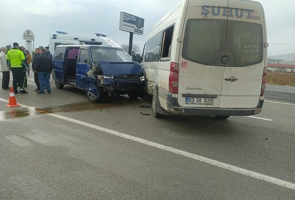 Afyonkarahisar’da biri yolcu minibüsü olmak üzere 2 minibüsün çarpışması sonucu