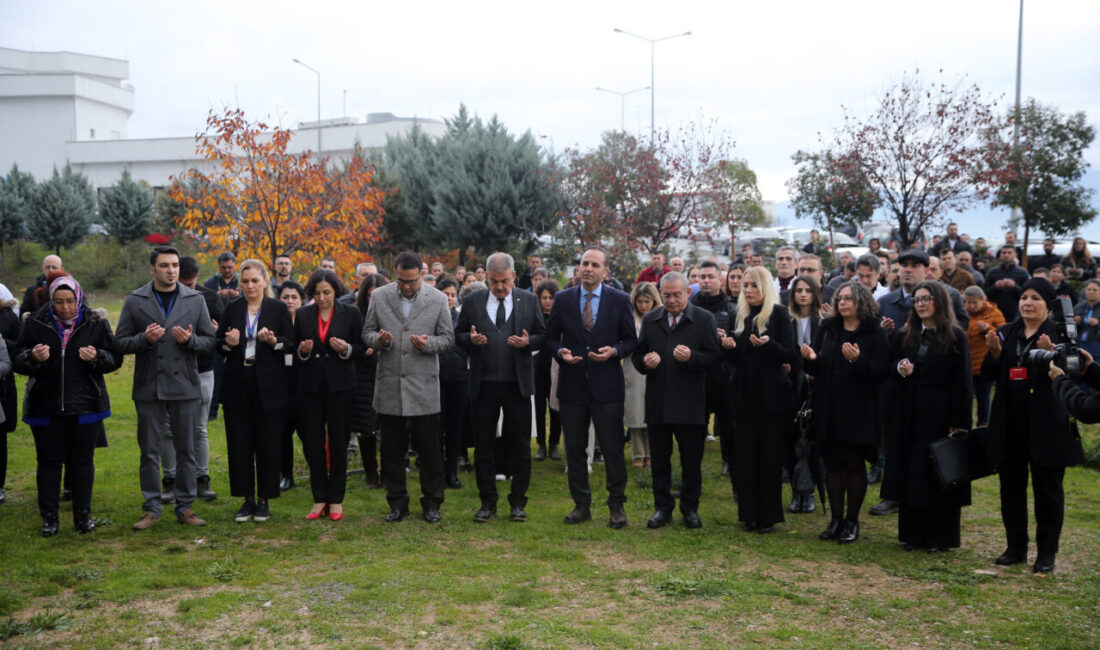 - Kazada yaşamını yitirenlerin anısına helikopterin düştüğü yere karanfil bırakıldı,