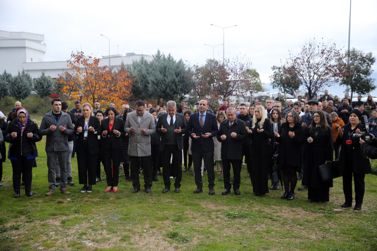- Kazada yaşamını yitirenlerin anısına helikopterin düştüğü yere karanfil bırakıldı,