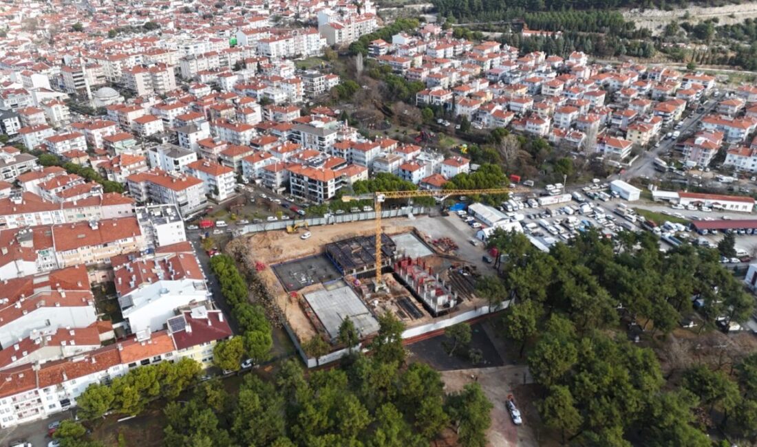 MUĞLA (AA) – Muğla'da, depreme dayanıksız olduğu tespit edilerek yıkılan