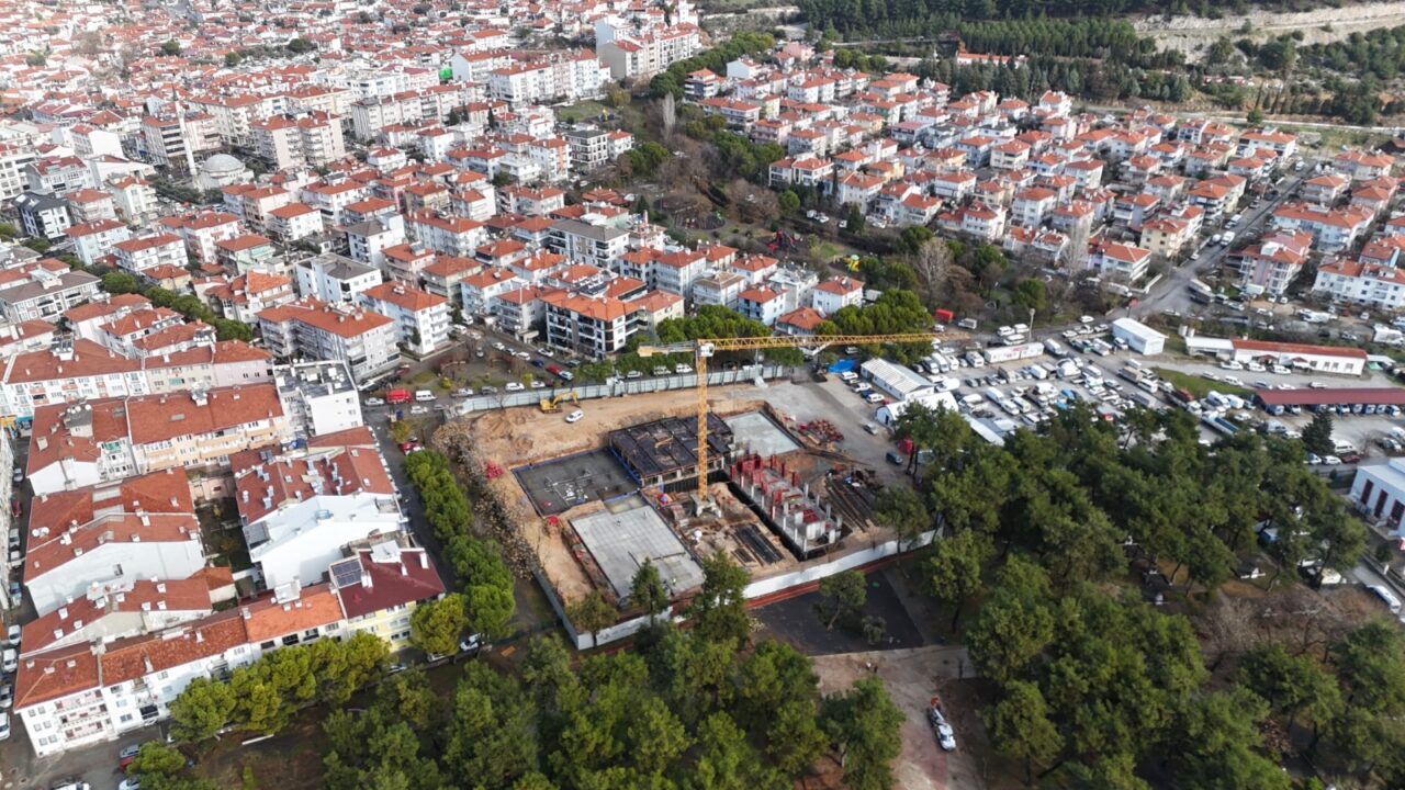 MUĞLA (AA) – Muğla'da, depreme dayanıksız olduğu tespit edilerek yıkılan