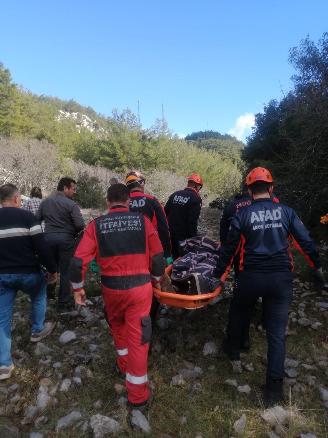 MUĞLA (AA) – Muğla'nın Menteşe ilçesinde hayvan otlatırken kayalıklardan düşen