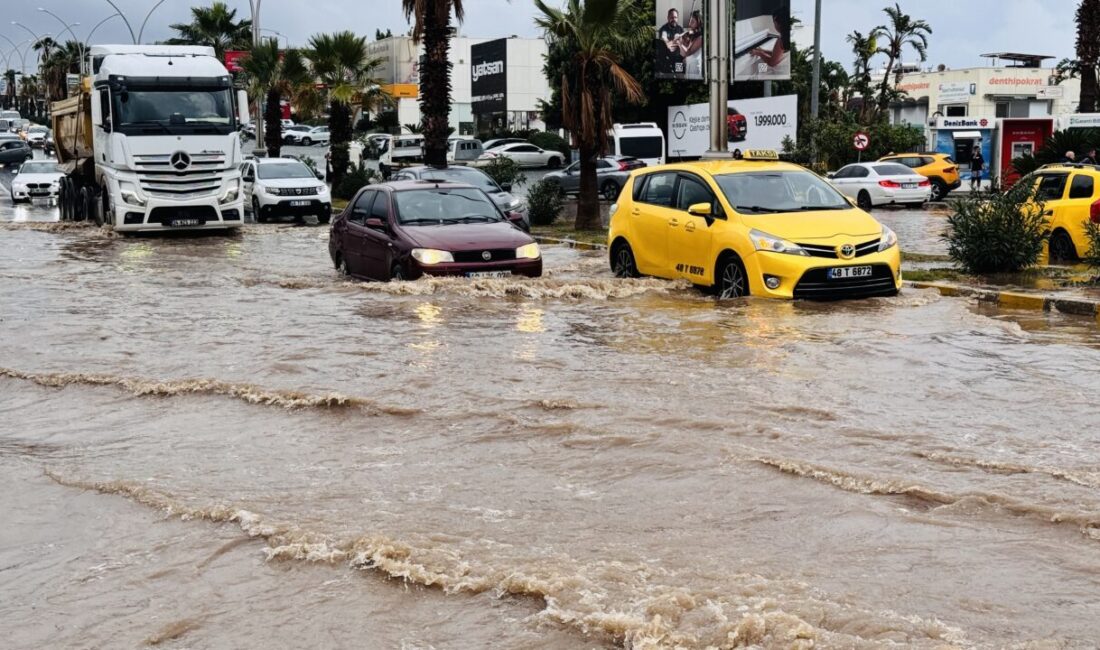 - Bodrum'da yollar göle döndü, araçlar mahsur kaldı, Marmaris'te ağaçlar