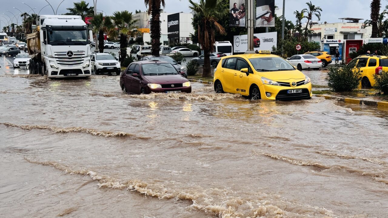 - Bodrum'da yollar göle döndü, araçlar mahsur kaldı, Marmaris'te ağaçlar