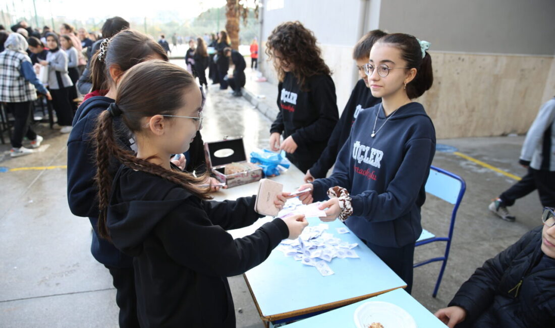 - Denizli'de kermes düzenleyen ortaokul öğrencilerinden Tuğra Büyük:
- "Kermeste kek,