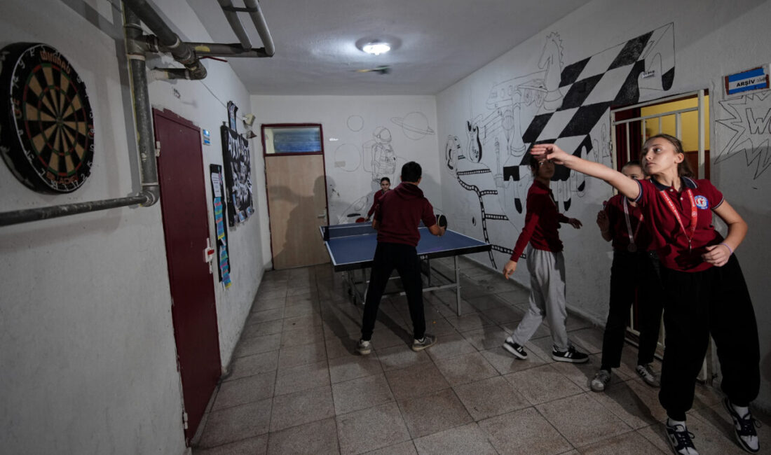 - İzmir'de bir ortaokulda ders saatleri dışında gerçekleştirilen sanat, kültür