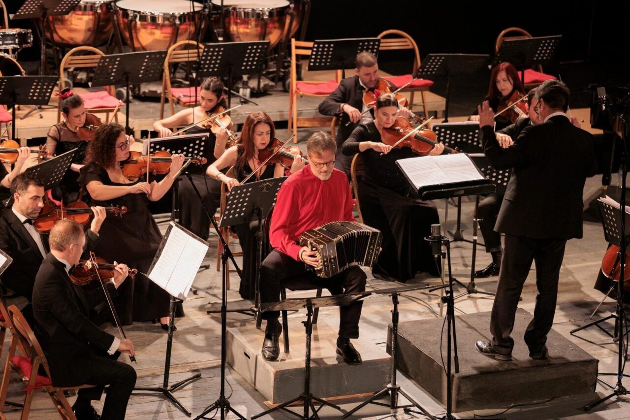 İZMİR (AA) – Olten Filarmoni Orkestrası, tangodan klasik repertuvara uzanan