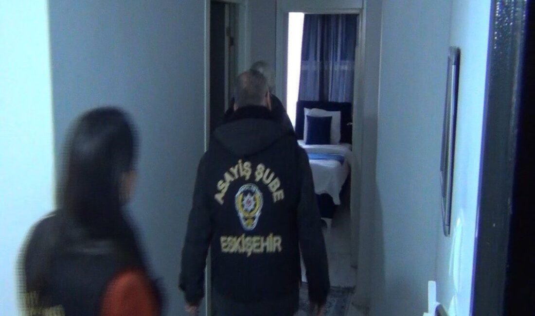 Eskişehir’de günübirlik kiralanan evlere yönelik yapılan polis denetiminde, Kimlik Bildirim