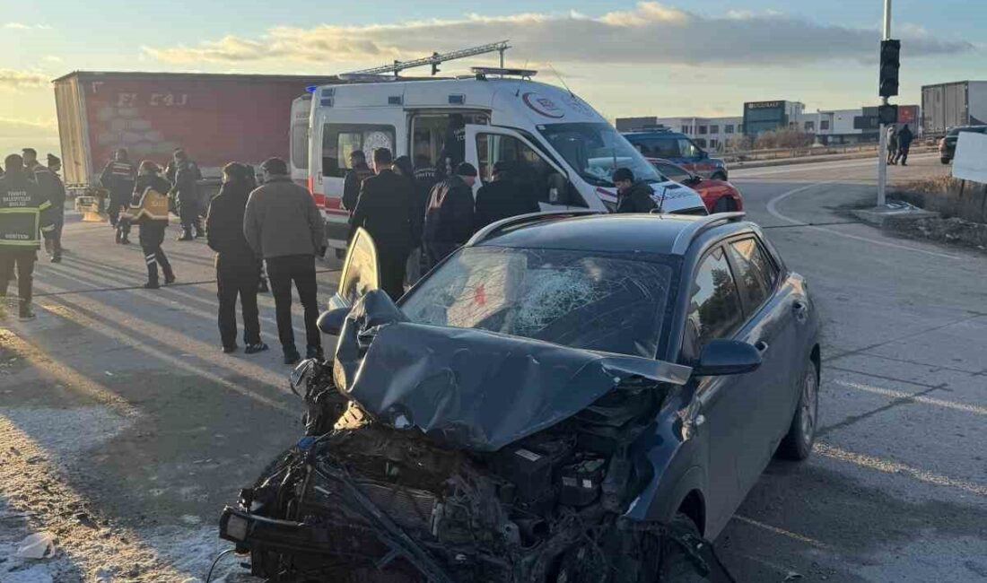 Afyonkarahisar’da öğrencileri taşıyan servis aracı ile otomobilin çarpışması sonucu meydana