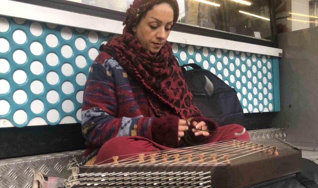 Eskişehir’de bir sokak müzisyeni alışılagelmiş müzik aletleri yerine ’santur’ isimli