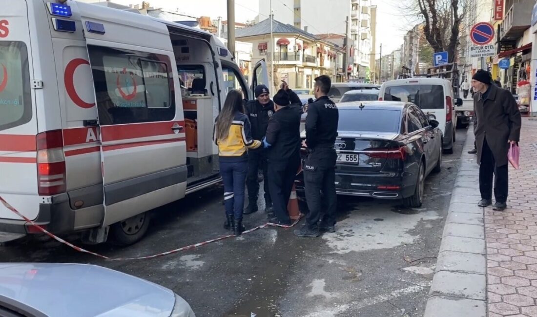 Eskişehir’de yere düşerek yaralanan alkollü adam, ambulansa binmeyi reddedip ekiplere