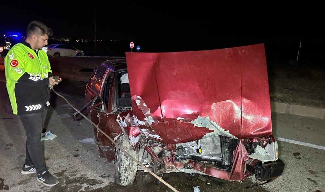 UŞAK (AA) – Uşak'ta hafif ticari araç ile otomobilin çarpıştığı