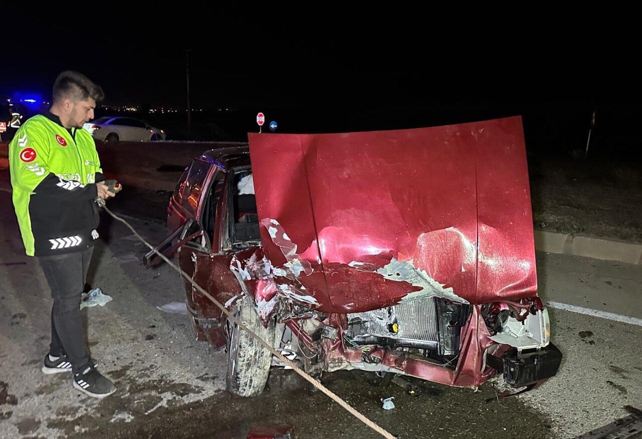 UŞAK (AA) – Uşak'ta hafif ticari araç ile otomobilin çarpıştığı