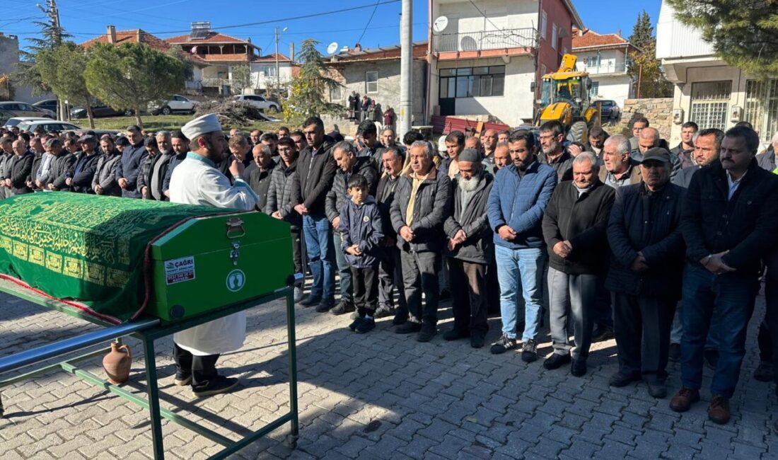 UŞAK (AA) – Uşak’ın Eşme ilçesinde yolun karşısına geçmeye çalıştıkları