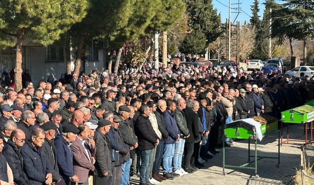 UŞAK (AA) – Uşak'ın Eşme ilçesinde yolun karşısına geçmeye çalıştıkları