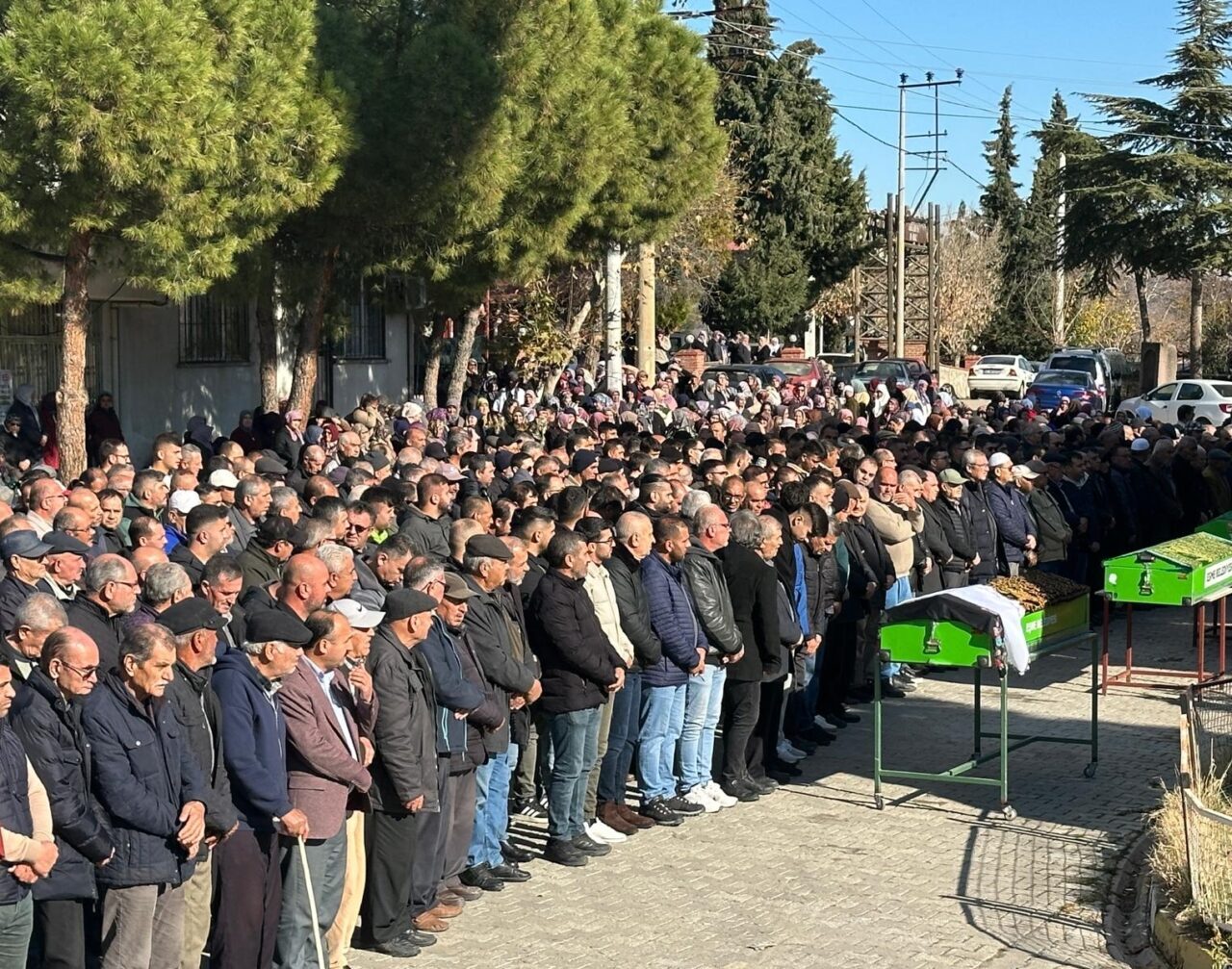 UŞAK (AA) – Uşak'ın Eşme ilçesinde yolun karşısına geçmeye çalıştıkları