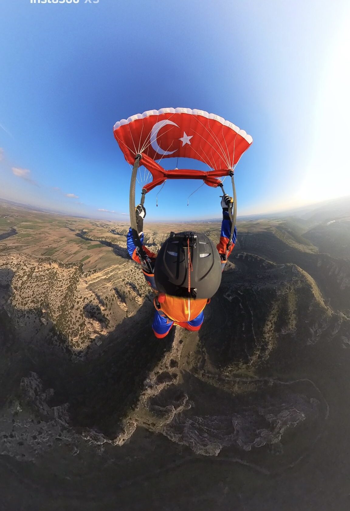 UŞAK (AA) – Uşak'ta serbest paraşüt pilotu Ramazan Özçelik, 2