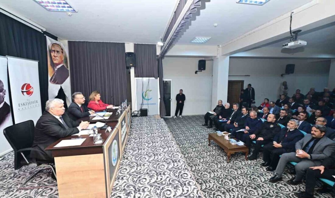 Eskişehir Valisi Hüseyin Aksoy, her ay bir ilçede yaptığı Muhtarlar