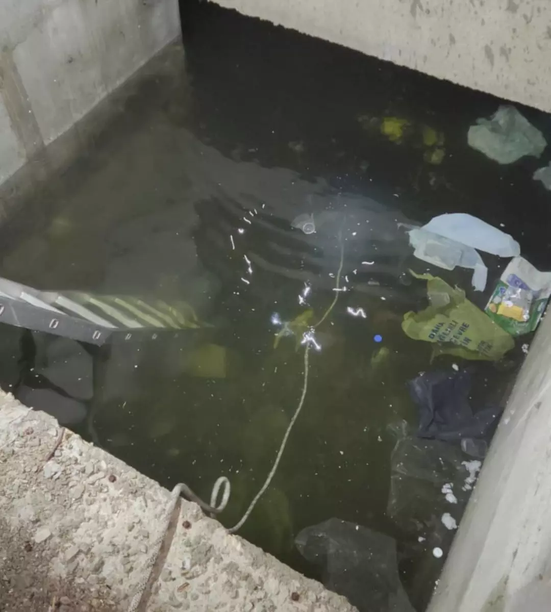 Adana'da sağanak yağışların ardından göle dönen metruk bir binanın bodrum