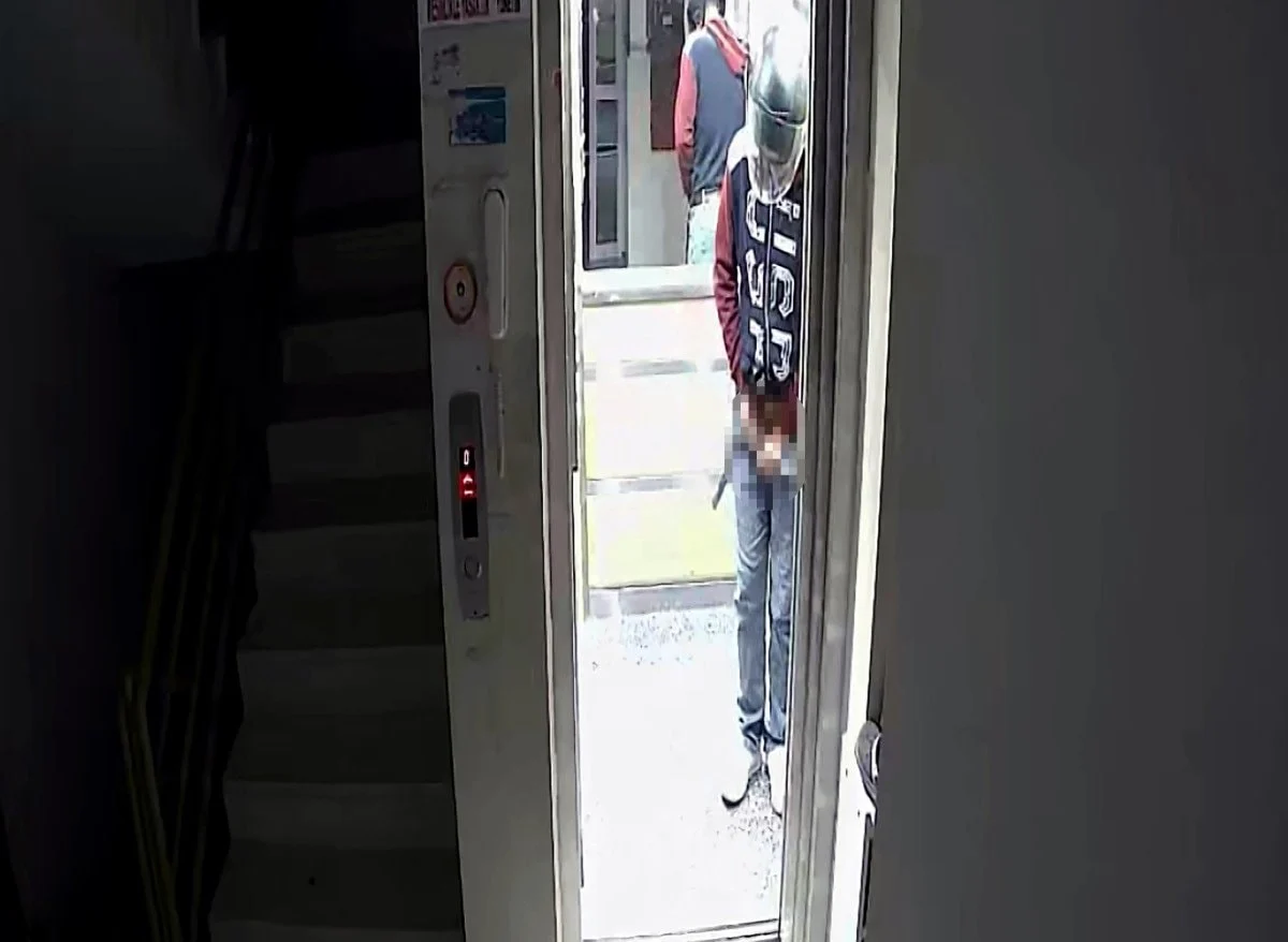 Adana'da gerçekleşen akılalmaz hırsızlık olayı, güvenlik kameralarına yansıyan iğrenç detaylar